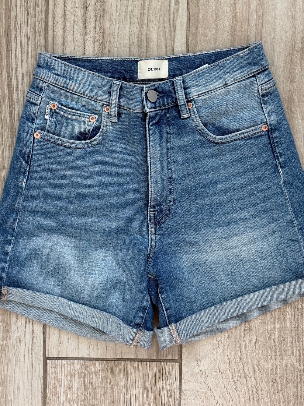 DL1961 ZOIE Denim Shorts High Rise Stretch Size 24-25
Like New!